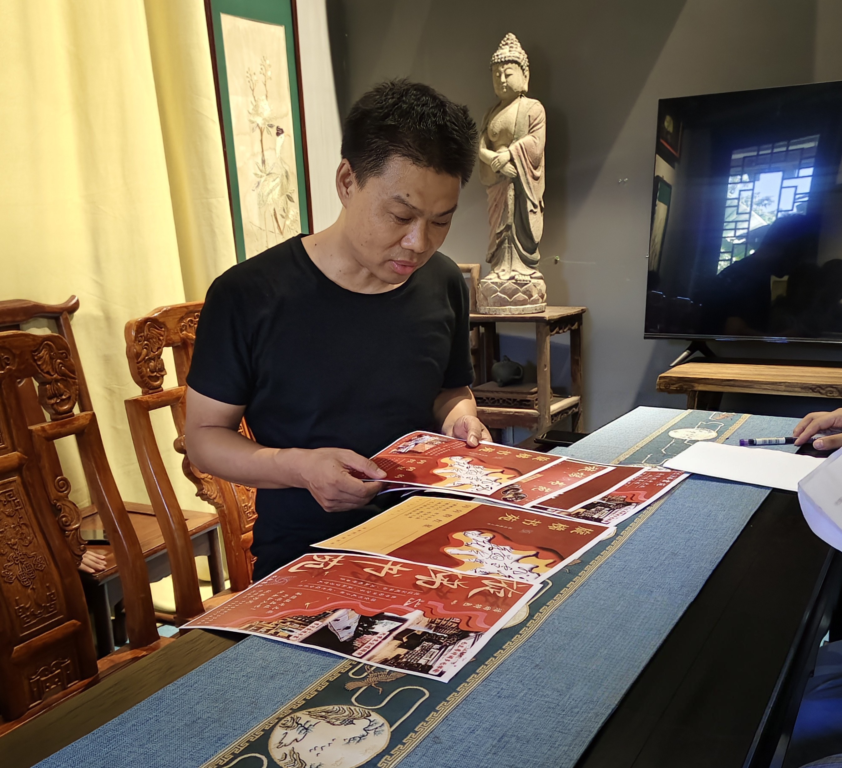 图 书苑运营者张雷接收实践团设计的海报.jpg 湘大学子“拓印”红色画卷,深入学习毛主席的创业智慧